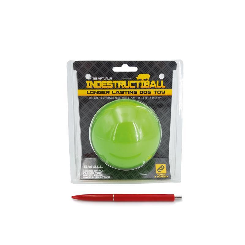Größenmaßstab kleiner, grüner Indestructiball von Happy Pet mithilfe eines roten Kugelschreibers