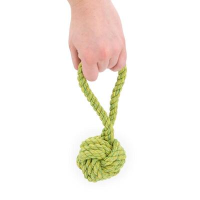 In der Hand gehaltener, grün Ball mit Schlaufe Nuts for Knots von Happy Pet