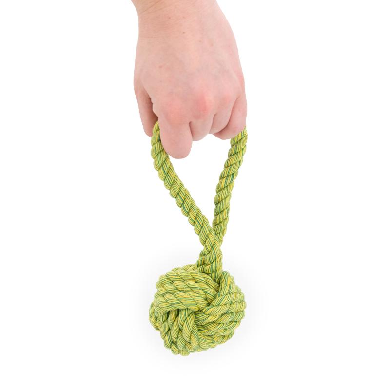 In der Hand gehaltener, grün Ball mit Schlaufe Nuts for Knots von Happy Pet
