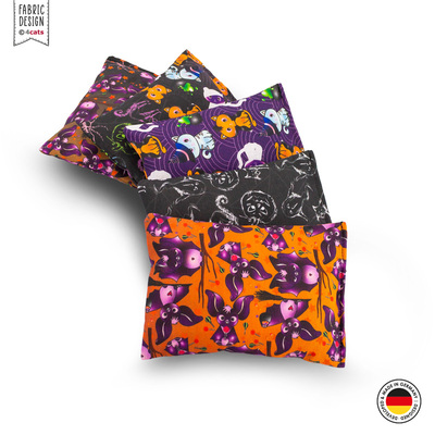 Vier Raschelkissen für Katzen, in unterschiedlichen bunten Designs und Halloween-Motiven, Ansicht von oben