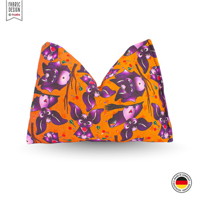 Raschelkissen für Katzen, Grundfarbe orange, mit Halloween-Fledermaus-Motiven, Ansicht von vorne mit eingedrückter Oberseite