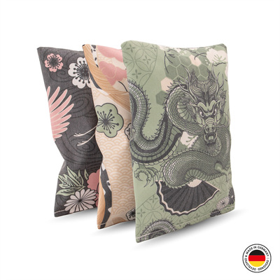 Drei Raschelkissen für Katzen aus der 4cats Japan-Kollektion, in den Farben schwarz, lindgrün und beige, mit Blumen- und Drachenmotiven, seitlich-stehend