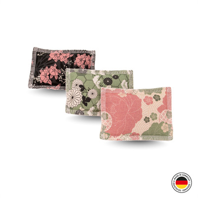 Drei Katzen-Schmusekissen aus der 4cats Japan-Kollektion, in den Farben schwarz, lindgrün und beige, mit Blumenmotiven, liegend, Vorderansicht
