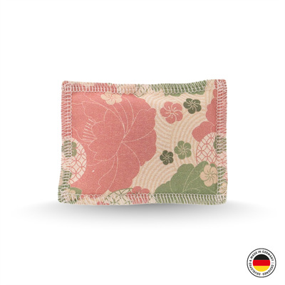 Katzen-Schmusekissen aus der 4cats Japan-Kollektion, rosa-, lindgrün- und beigefarben mit Blütenmuster, liegend, Vorderansicht