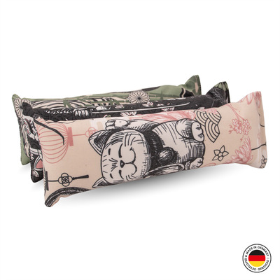 Drei Spielrollen für Katzen aus der 4cats Japan-Kollektion, in den Farben schwarz, lindgrün und beige, mit Blumen- und Katzenmotiven, liegend