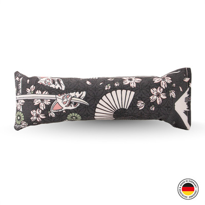 Spielrolle für Katzen aus der 4cats Japan-Kollektion, schwarz, mit japanischen Motiven, Vorderansicht liegend