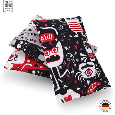 Drei Raschelkissen für Katzen aus der Crazy-Comic-Kollektion, schwarz, rot und hellgrau mit verschiedenen weißen, schwarzen und roten Motiven, übereinander liegend