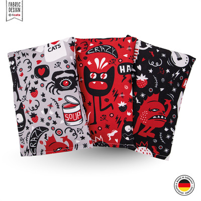 Drei Raschelkissen für Katzen aus der Crazy-Comic-Kollektion, schwarz, rot und hellgrau mit verschiedenen weißen, schwarzen und roten Motiven, liegend