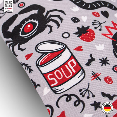 Raschelkissen für Katzen aus der Crazy-Comic-Kollektion, hellgrau mit verschiedenen weißen, roten und schwarzen Motiven, Nahaufnahme