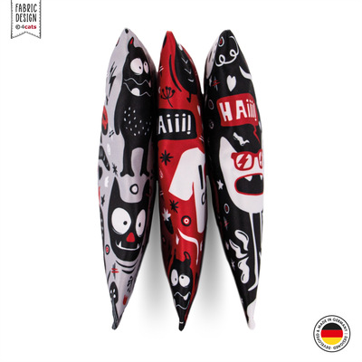 Drei Raschelkissen für Katzen aus der Crazy-Comic-Kollektion, schwarz, rot und hellgrau mit verschiedenen weißen, schwarzen und roten Motiven, seitlich-stehend