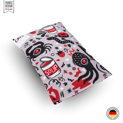 Raschelkissen für Katzen aus der Crazy-Comic-Kollektion, hellgrau mit verschiedenen weißen, roten und schwarzen Motiven, liegend