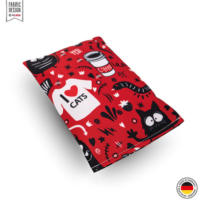 Raschelkissen für Katzen aus der Crazy-Comic-Kollektion, rot mit verschiedenen weißen und schwarzen Motiven, liegend
