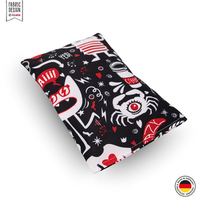 Raschelkissen für Katzen aus der Crazy-Comic-Kollektion, schwarz mit verschiedenen weißen und roten Motiven, liegend