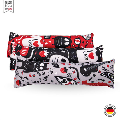 Drei Spielrollen für Katzen aus der Crazy-Comic-Kollektion, schwarz, rot und hellgrau mit verschiedenen weißen, schwarzen und roten Motiven, liegend