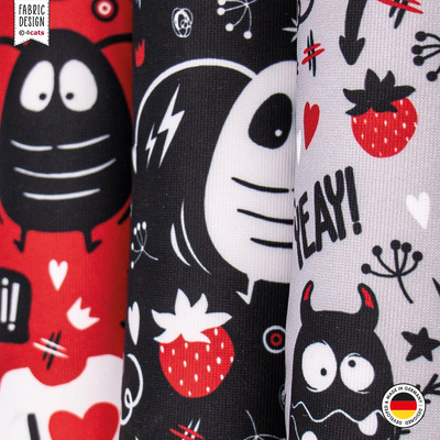 Drei Spielrollen für Katzen aus der Crazy-Comic-Kollektion, schwarz, rot und hellgrau mit verschiedenen weißen, schwarzen und roten Motiven, Nahaufnahme