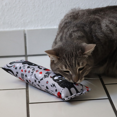Katze reibt ihr Köpfchen an Spielrolle aus der Crazy-Comic-Kollektion in hellgrau