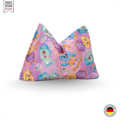 Raschelkissen für Katzen, hell-lila mit kleinen freundlichen Monstern und den Wörtern Monster und Party als Aufdruck, Vorderansicht geknickt