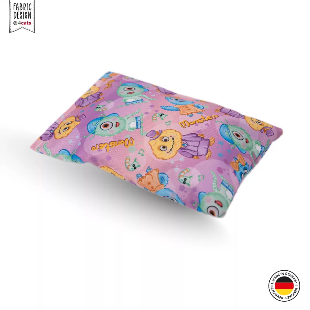 Raschelkissen für Katzen, hell-lila mit kleinen freundlichen Monstern und den Wörtern Monster und Party als Aufdruck, liegend