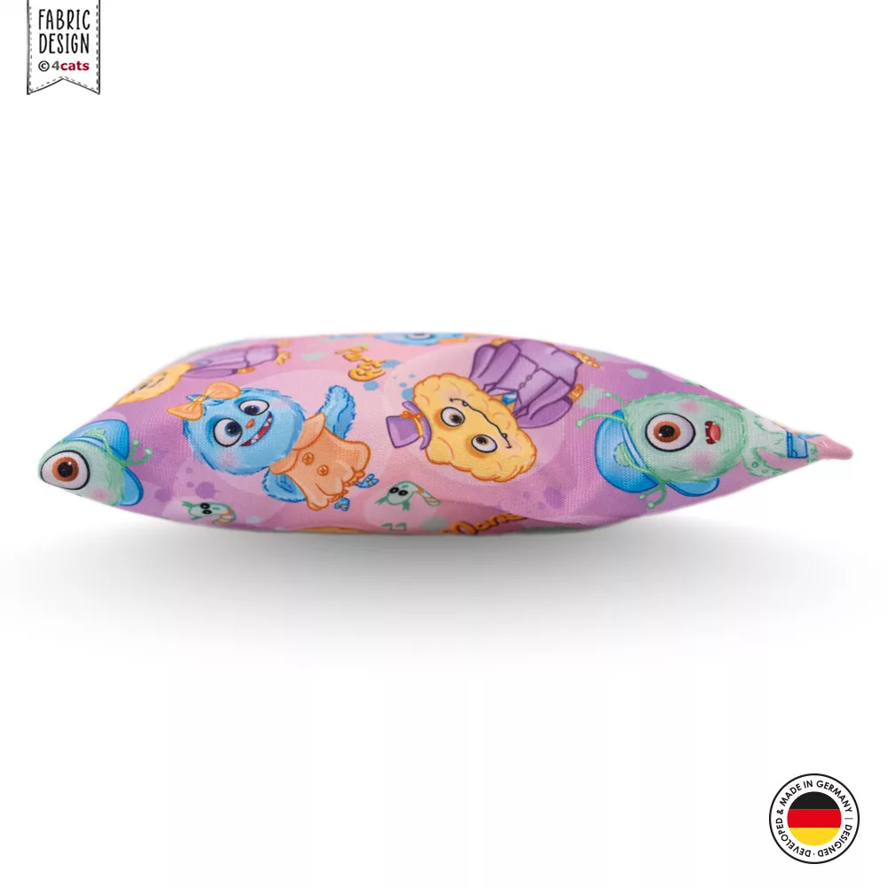Raschelkissen für Katzen, hell-lila mit kleinen freundlichen Monstern und den Wörtern Monster und Party als Aufdruck, seitlich-liegend