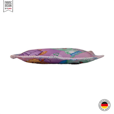 Katzen-Schmusekissen, hell-lila mit kleinen freundlichen Monstern und den Wörtern Monster und Party als Aufdruck, seitlich-liegend