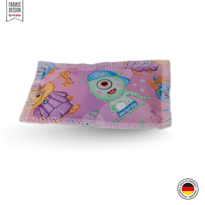 Katzen-Schmusekissen, hell-lila mit kleinen freundlichen Monstern und den Wörtern Monster und Party als Aufdruck, liegend