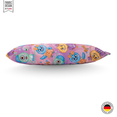 Spielrolle für Katzen, hell-lila mit kleinen freundlichen Monstern und den Wörtern Monster und Party als Aufdruck, seitlich-liegend