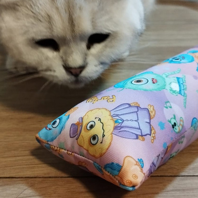 Katze sitzt vor Spielrolle aus der 4cats Monsterkollektion