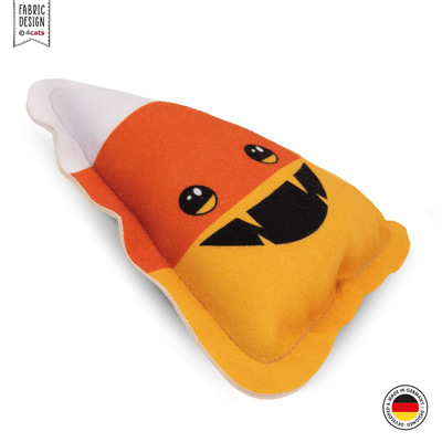 Katzenspielzeug aus Stoff in Candy Corn-Form, aus der Halloween-Kollektion, Farben weiß, orange, gelb, mit Gesicht, seitlich-schräg fotografiert