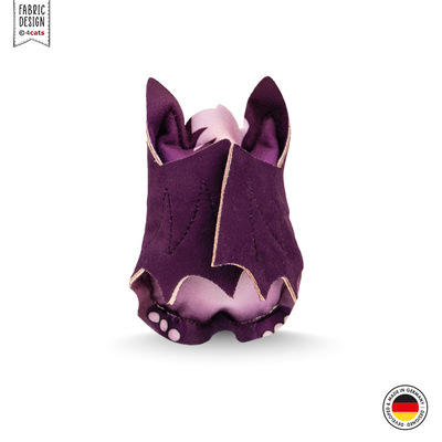 Katzenspielzeug in Fledermausform, aus Stoff, Farbe lila mit Gesicht und Flügeln, Ansicht mit vor dem Gesicht zugeklappten Flügeln