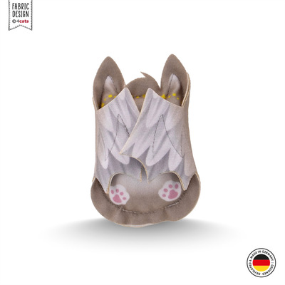 Katzenspielzeug in Form eines Katzenengels, aus Stoff, Farbe creme mit Gesicht und Flügeln, Ansicht mit geschlossenen Flügeln