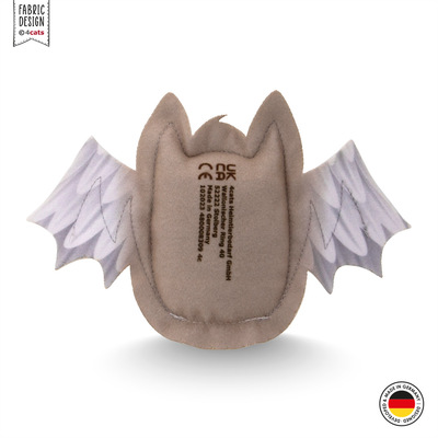 Katzenspielzeug in Form eines Katzenengels, aus Stoff, Farbe creme mit Gesicht und Flügeln, Rückansicht mit CE-Aufdruck