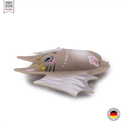 Katzenspielzeug in Form eines Katzenengels, aus Stoff, Farbe creme mit Gesicht und Flügeln, liegend