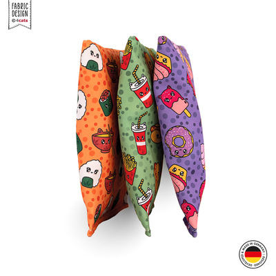 Drei übereinanderliegende Raschelkissen für Katzen, in verschiedenen bunten Designs aus der Kawaii Food Kollektion, Ansicht von der Seite