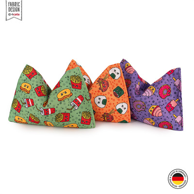 Drei hintereinander stehende Raschelkissen für Katzen, in verschiedenen bunten Designs aus der Kawaii Food Kollektion, Ansicht von vorne