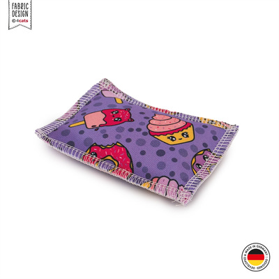 Katzen-Schmusekissen, in lilafarbenem Design mit Donut- und Eis-Motiven aus der Kawaii Food Kollektion, liegend
