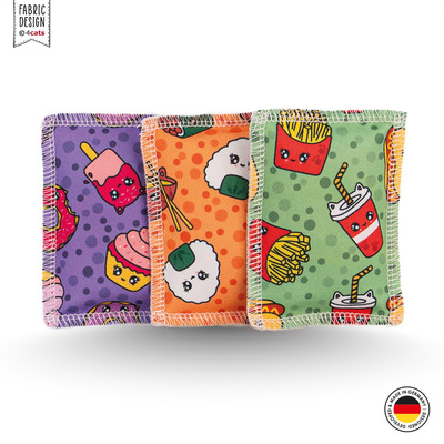 Drei übereinanderliegende Katzen-Schmusekissen, in verschiedenen bunten Designs aus der Kawaii Food Kollektion, Vorderansicht