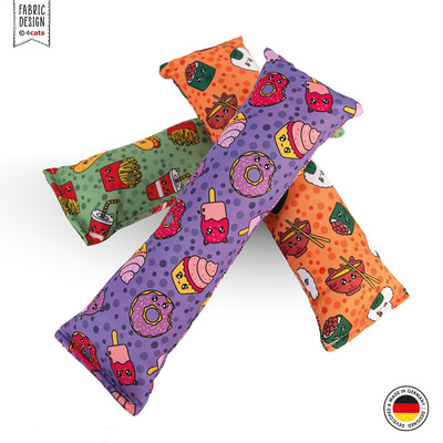 Drei übereinanderliegende Spielrollen für Katzen, in verschiedenen bunten Designs aus der Kawaii Food Kollektion