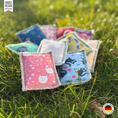 Katzenspielzeug 4cats Klassik Kollektion Schmusekissen verschiedene Motive im Gras ausgelegt