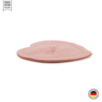 Katzenspielzeug 4cats Herz mit Gravur Liebling, rosa mit Softcoat gefüllt mit Baldrian, Seitenansicht.