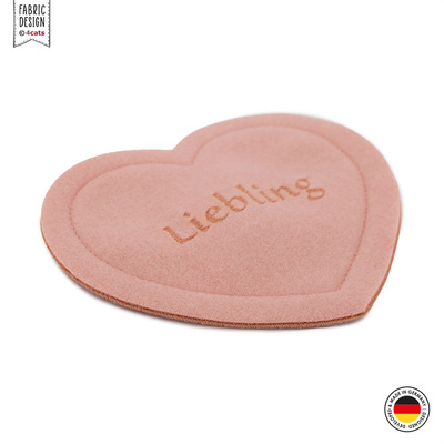 Katzenspielzeug 4cats Herz mit Gravur Liebling, rosa mit Softcoat gefüllt mit Baldrian, liegend Frontansicht.