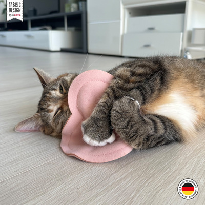 Katzenspielzeug 4cats Herz mit Gravur Liebling, rosa Softcoat - Katze tobt damit rum.