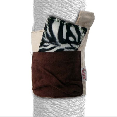 Frontansicht der 4cats Kratzbaum-Manschette - Ansicht der braunen Tasche mit einem Schmusekissen (separat verkauft).