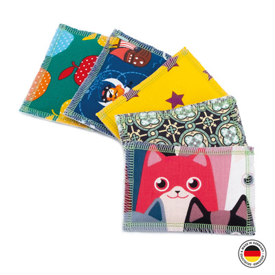 Fünf Katzen-Schmusekissen in verschiedenen bunten Designs, Ansicht von oben