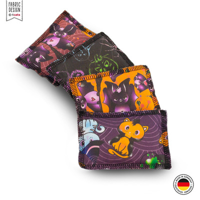 Vier Katzen-Schmusekissen in verschiedenen bunten Designs mit Halloween-Motiven, Ansicht von oben