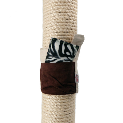 Manschette am Stamm eines Katzen-Kratzbaums, mit kleiner Tasche, in der Schmusekissen steckt, Farbe beige und braun