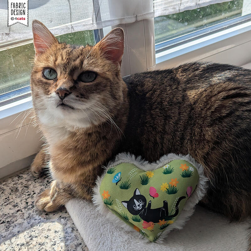 4cats Katzenspielzeug Lucy Kollektion Herz Katze am Fenster