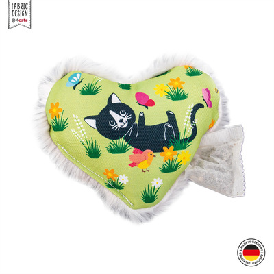 4cats Katzenspielzeug Lucy Kollektion Herz Kräuterbeutel - Kräuterbeutel a der Seite eingesetzt