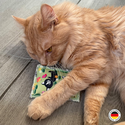 4cats Katzenspielzeug Lucy Kollektion Schmusekissen rote Katze präsentiert auf dem Boden