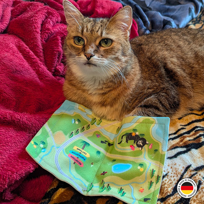 4cats Katzenspielzeug Lucy Kollektion Happiness Katze auf roter Decke