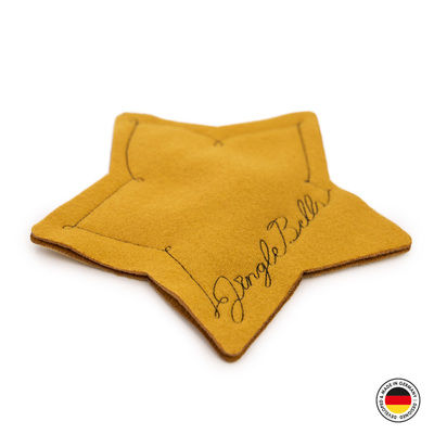 Katzenspielzeug in Form eines Sterns, aus gelbem Stoff mit aufgenähtem Schriftzug Jingle Bells, seitlich-schräge Ansicht